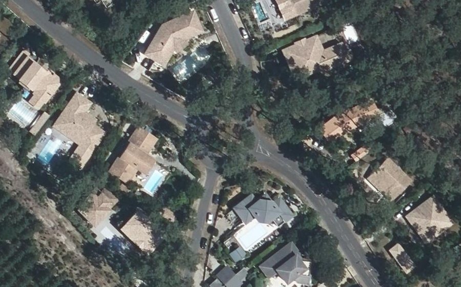 Vue aérienne du Rond-point anonyme n°172637599