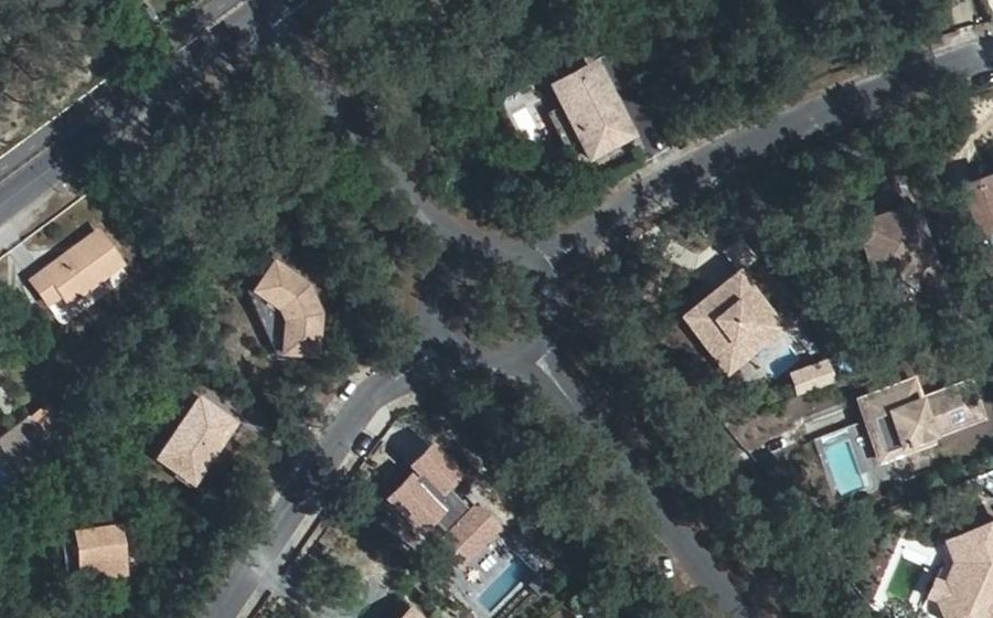 Vue aérienne du Rond-point anonyme n°172637614