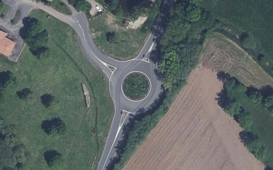 Vue aérienne du Rond-point anonyme n°172646903