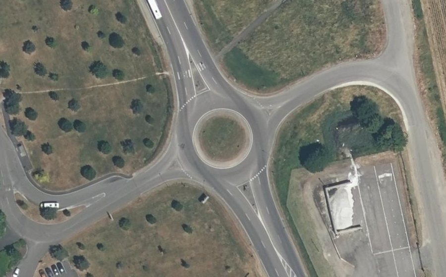 Vue aérienne du Rond-point anonyme n°172659647