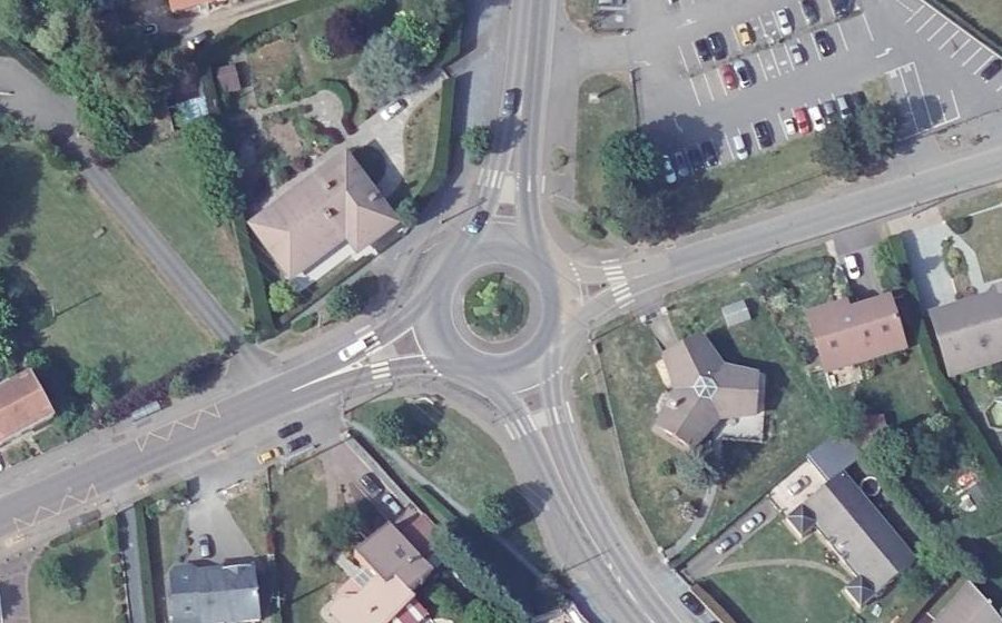Vue aérienne du Rond-point anonyme n°172671257