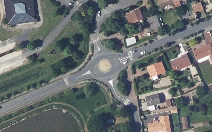 Vue aérienne du Rond-point anonyme n°172700329
