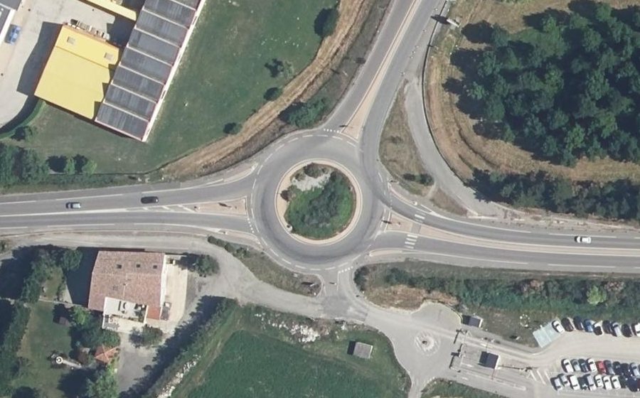 Vue aérienne du Rond-point anonyme n°172733089