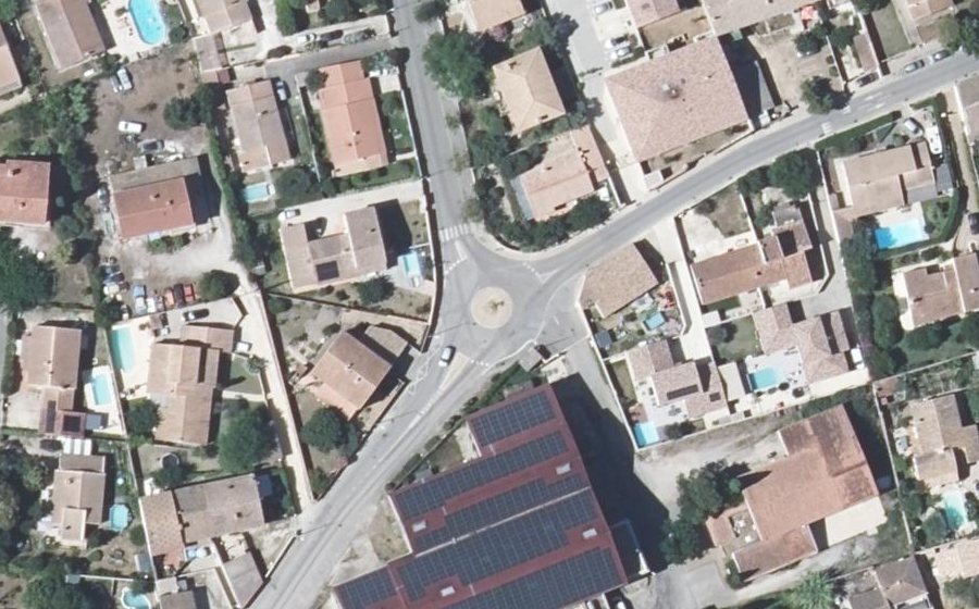 Vue aérienne du Rond-point anonyme n°172801571