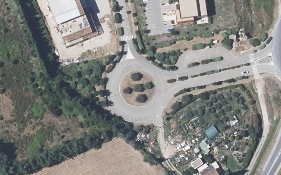 Vue aérienne du Rond-point anonyme n°172801575