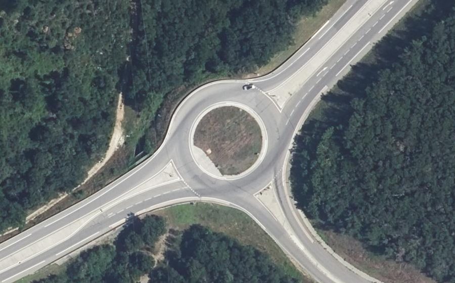 Vue aérienne du Rond-point anonyme n°172802038