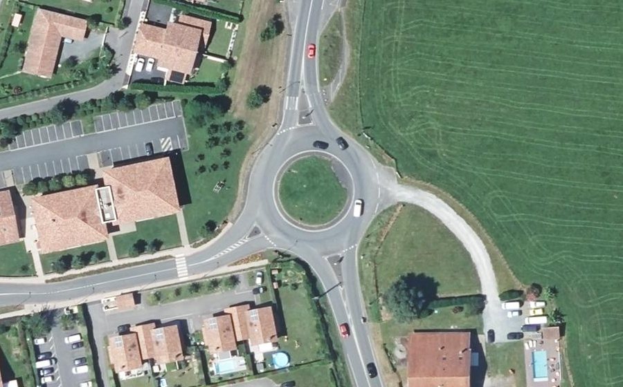 Vue aérienne du Rond-point anonyme n°172806914