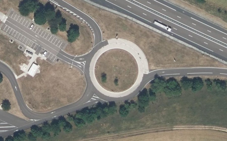 Vue aérienne du Rond-point anonyme n°172811985