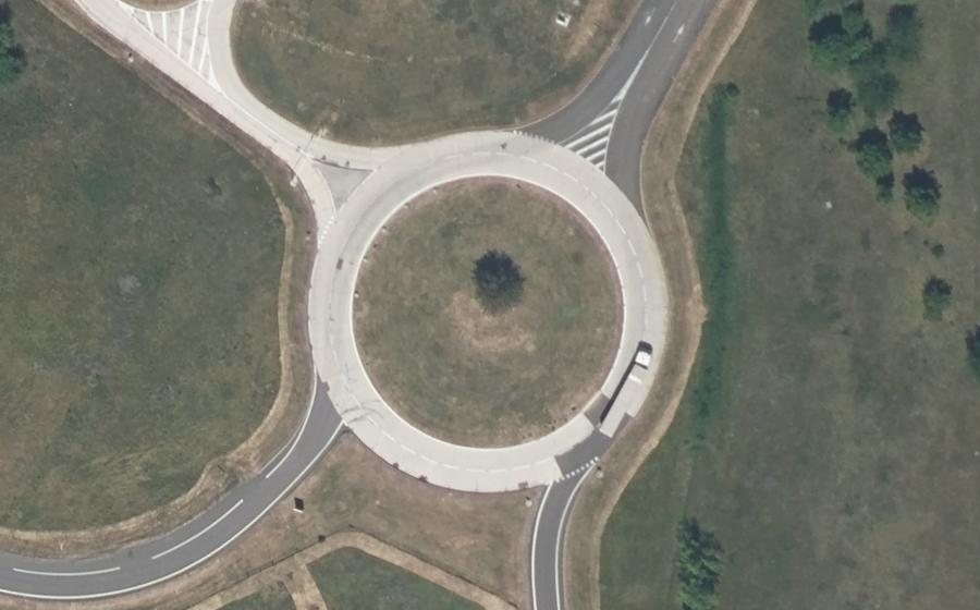 Vue aérienne du Rond-point anonyme n°172811986