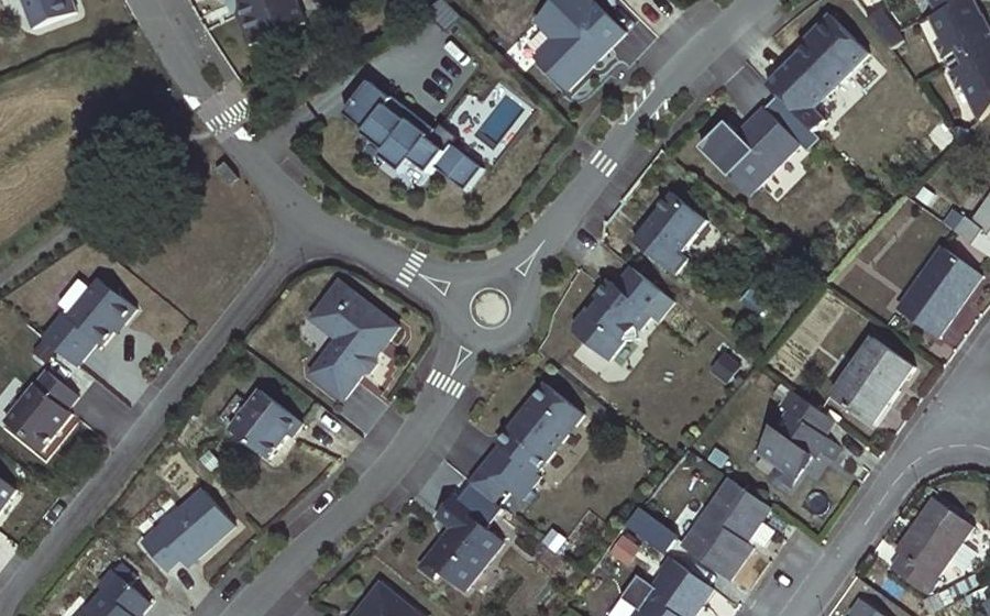 Vue aérienne du Rond-point anonyme n°172831508