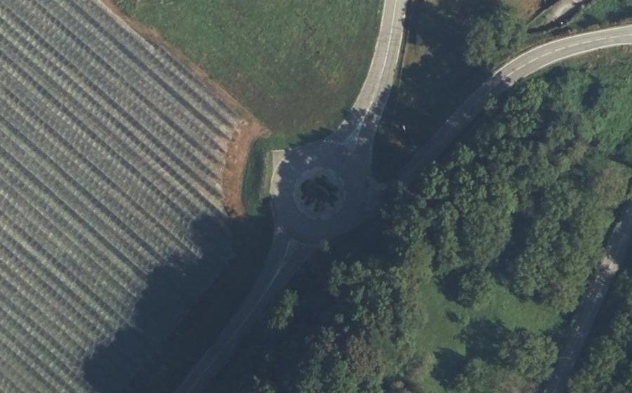 Vue aérienne du Rond-point anonyme n°172859107