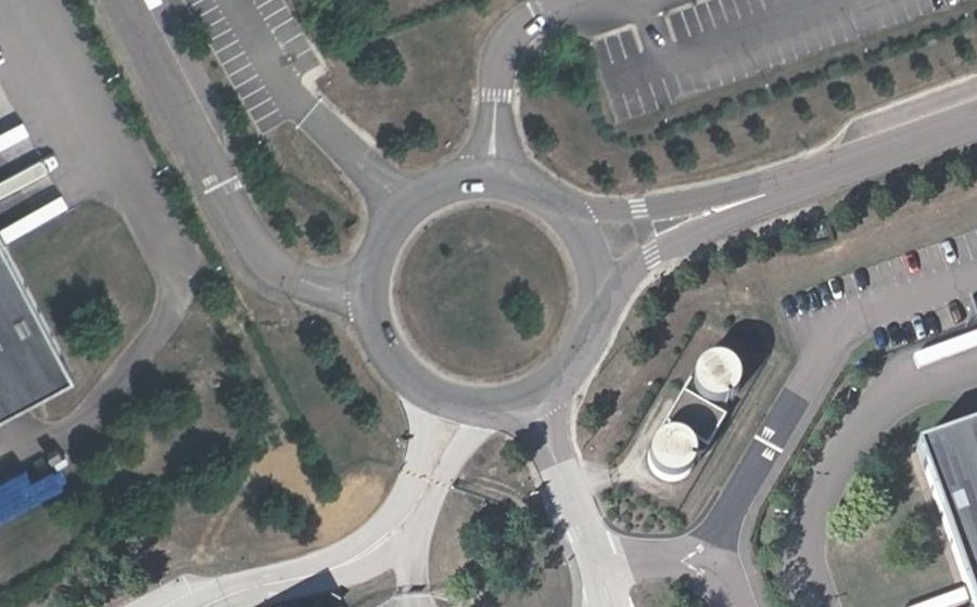 Vue aérienne du Rond-point anonyme n°172869024