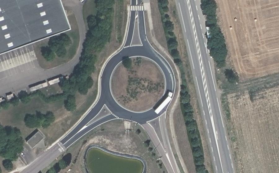 Vue aérienne du Rond-point anonyme n°172869025