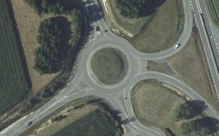Vue aérienne du Rond-point anonyme n°172890205