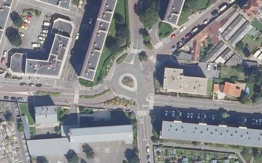 Vue aérienne du Rond-point anonyme n°172937518
