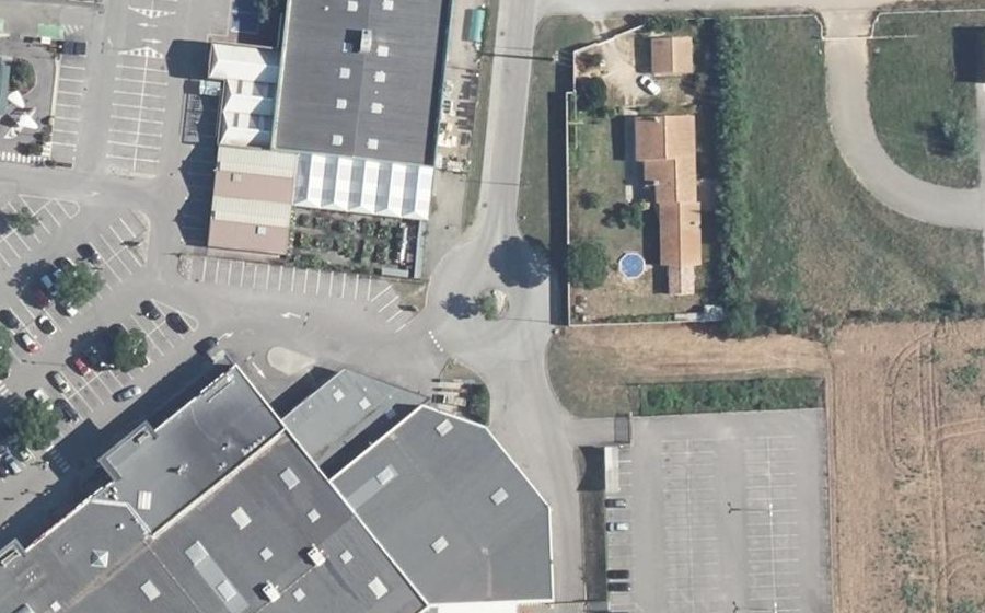 Vue aérienne du Rond-point anonyme n°172946696