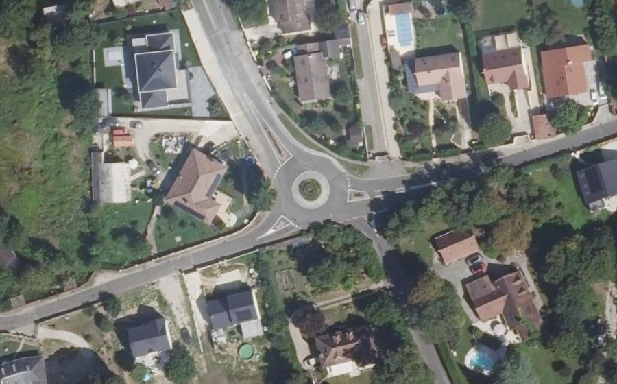 Vue aérienne du Rond-point anonyme n°172962583