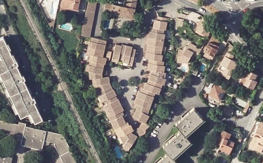 Vue aérienne du Rond-point anonyme n°172969460