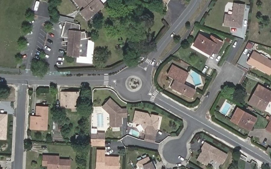Vue aérienne du Rond-point anonyme n°173049749