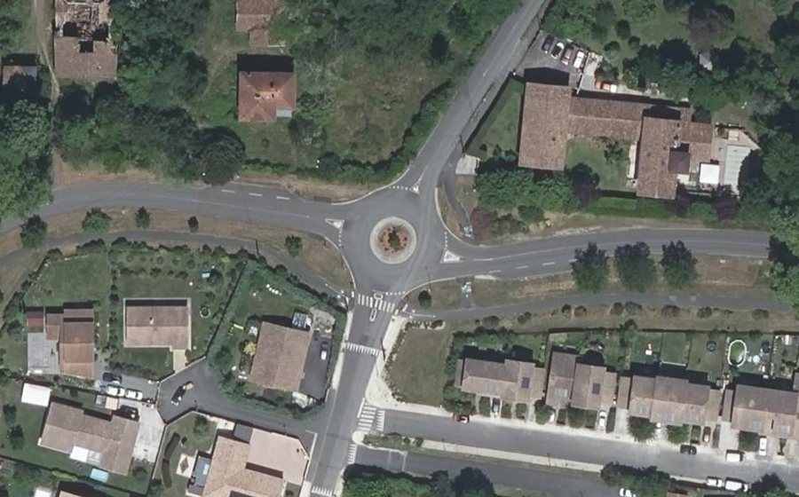 Vue aérienne du Rond-point anonyme n°173049750