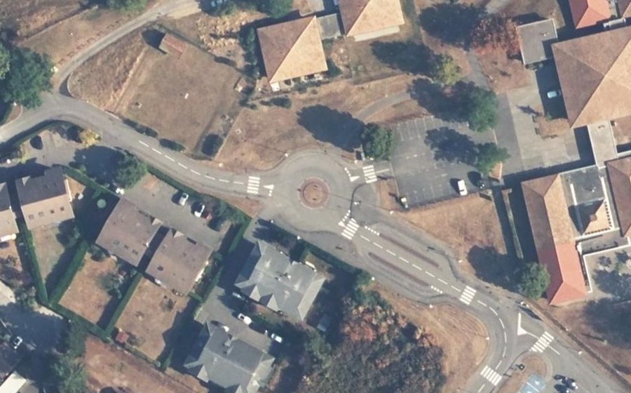 Vue aérienne du Rond-point anonyme n°173059548