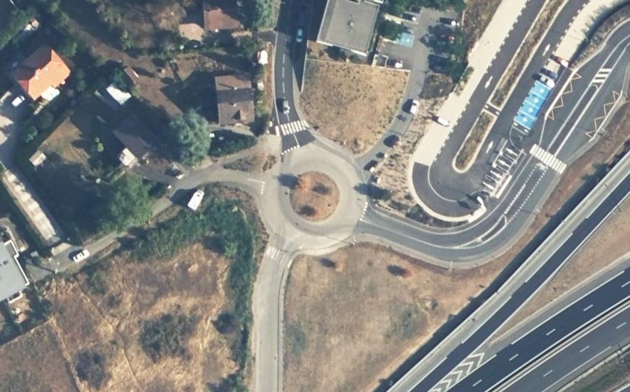 Vue aérienne du Rond-point anonyme n°173059549