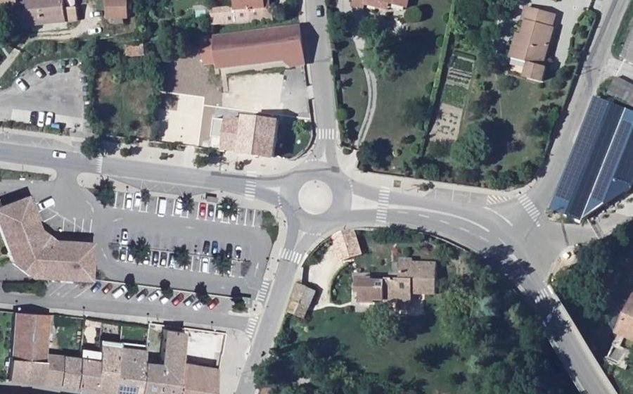 Vue aérienne du Rond-point anonyme n°173063361