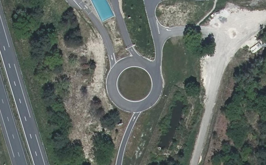 Vue aérienne du Rond-point anonyme n°173064926