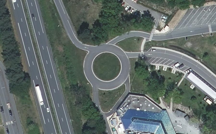 Vue aérienne du Rond-point anonyme n°173064928