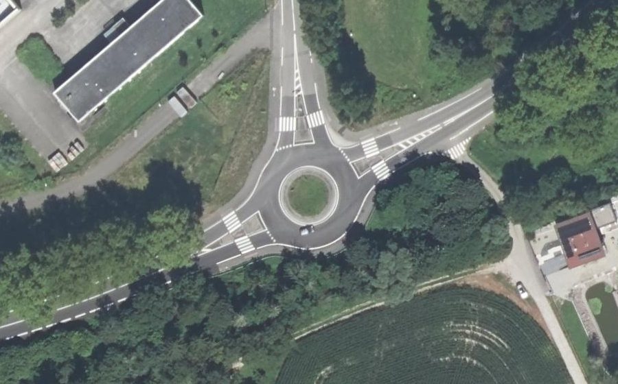 Vue aérienne du Rond-point anonyme n°173073591