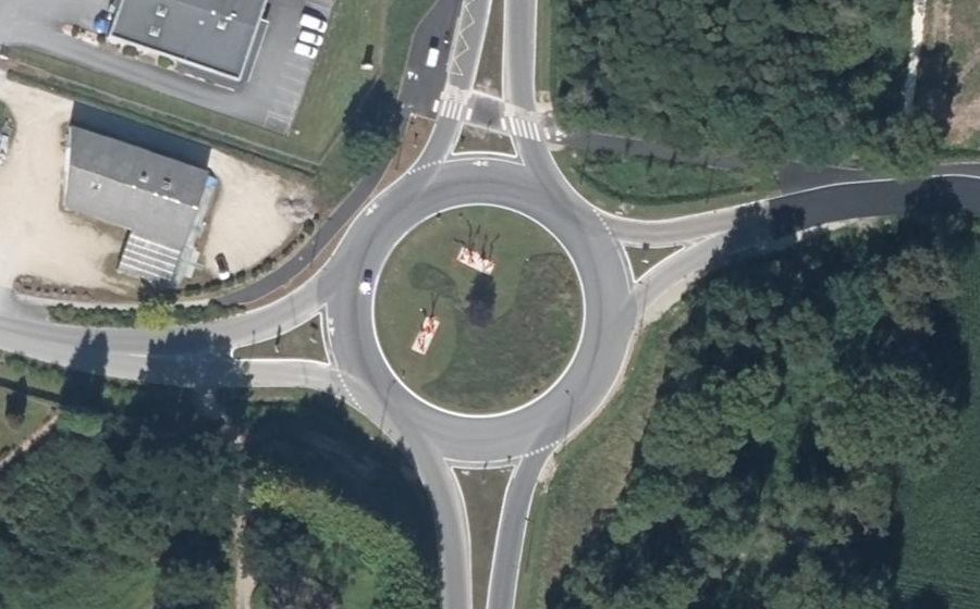 Vue aérienne du Rond-point anonyme n°173076364