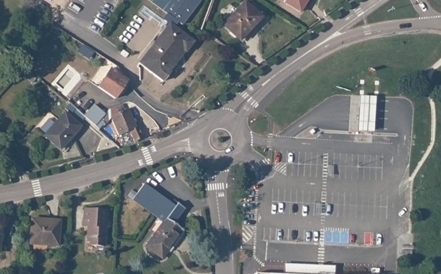 Vue aérienne du Rond-point anonyme n°173087652