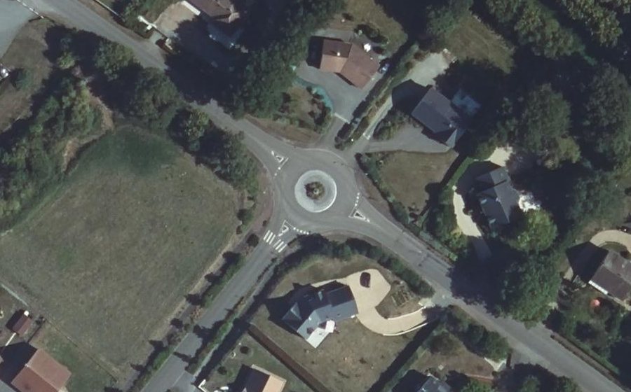 Vue aérienne du Rond-point anonyme n°173093660