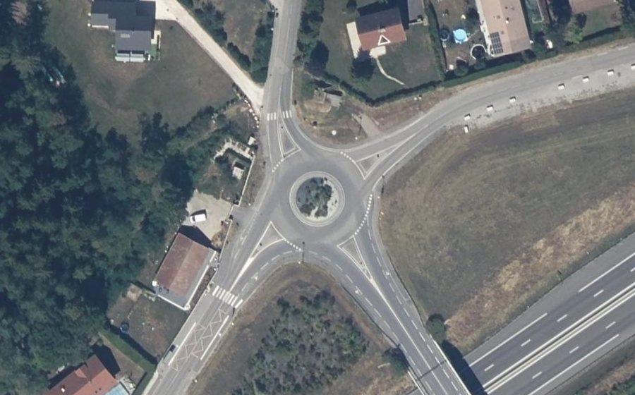 Vue aérienne du Rond-point anonyme n°173129834
