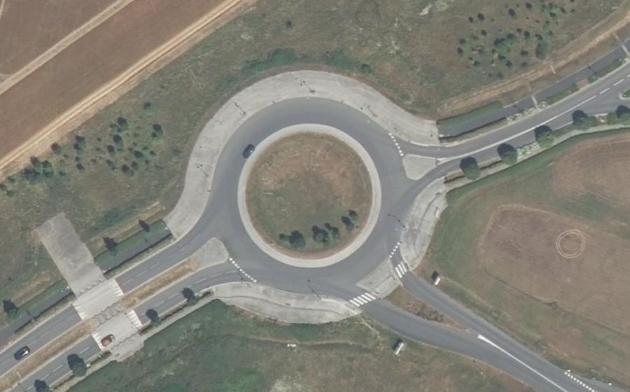 Vue aérienne du Rond-point anonyme n°173141493