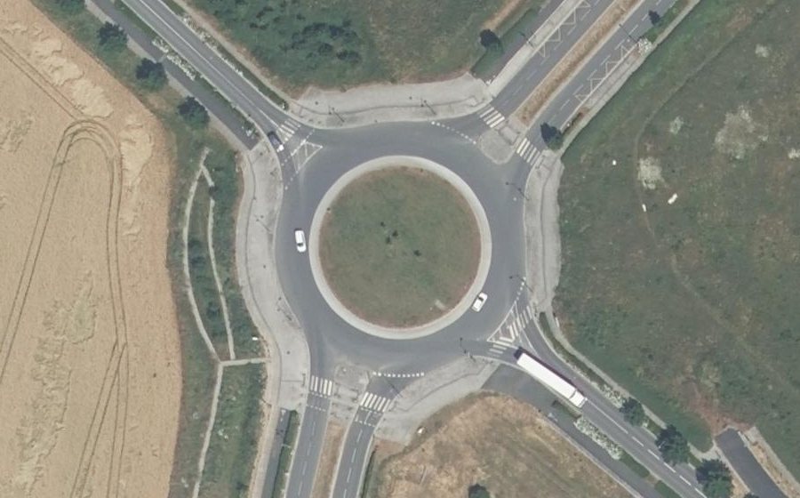 Vue aérienne du Rond-point anonyme n°173141495