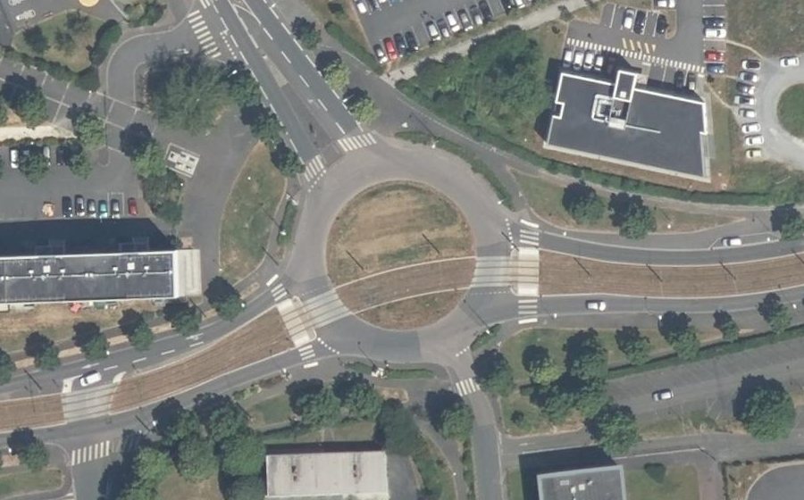 Vue aérienne du Rond-point anonyme n°173141505