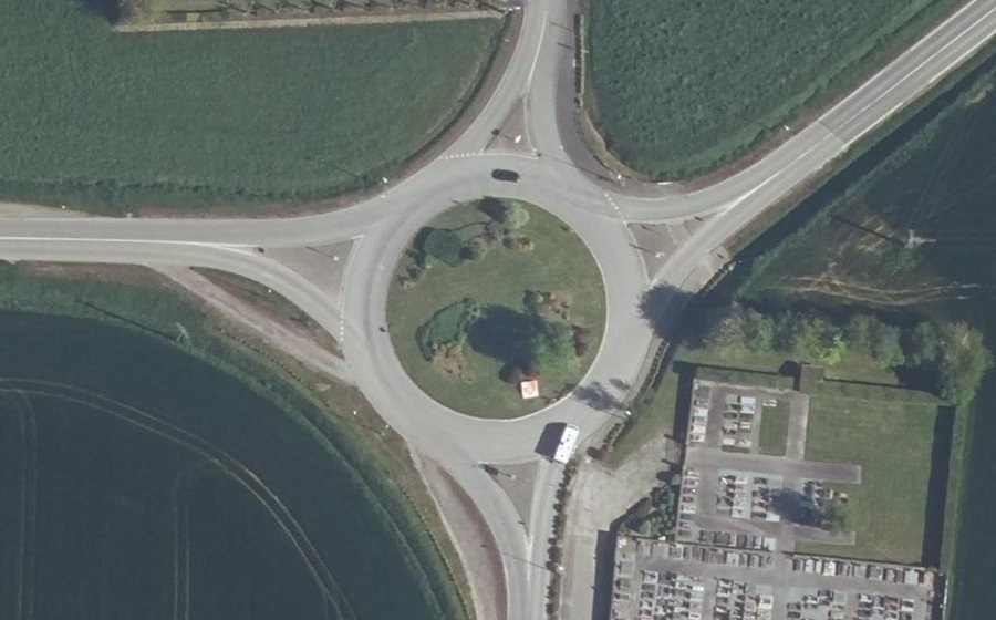 Vue aérienne du Rond-point anonyme n°173142841