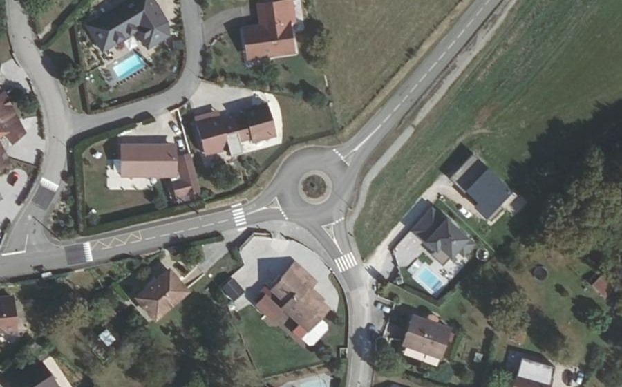 Vue aérienne du Rond-point anonyme n°173151459