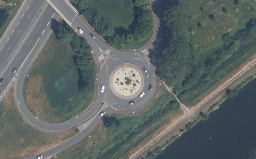 Vue aérienne du Rond-point anonyme n°173155335
