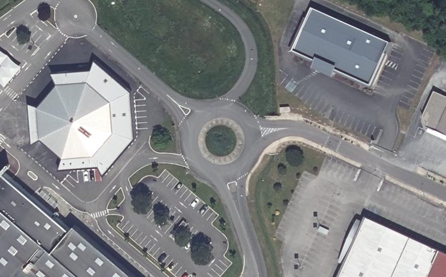 Vue aérienne du Rond-point anonyme n°173156819