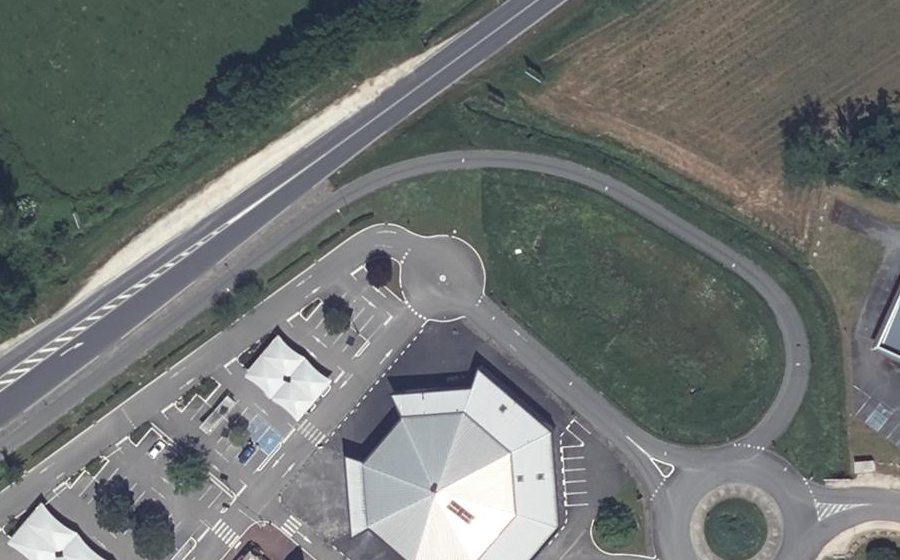 Vue aérienne du Rond-point anonyme n°173156820