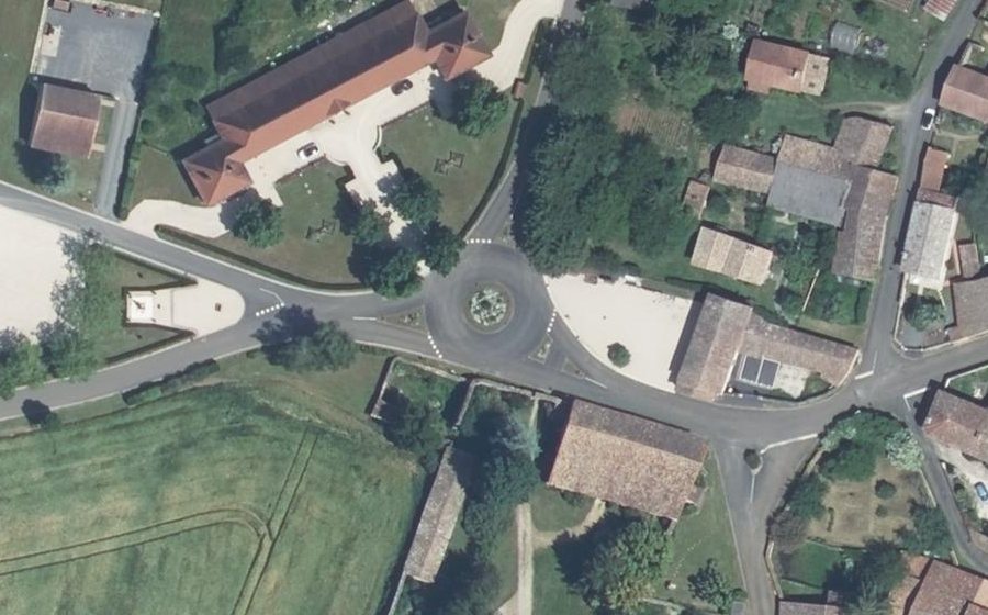 Vue aérienne du Rond-point anonyme n°173159876