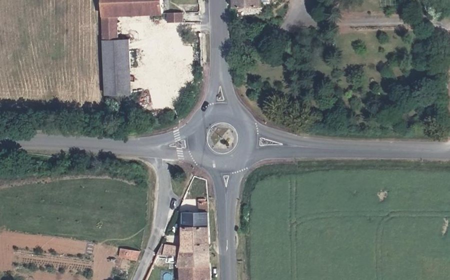 Vue aérienne du Rond-point anonyme n°173159882