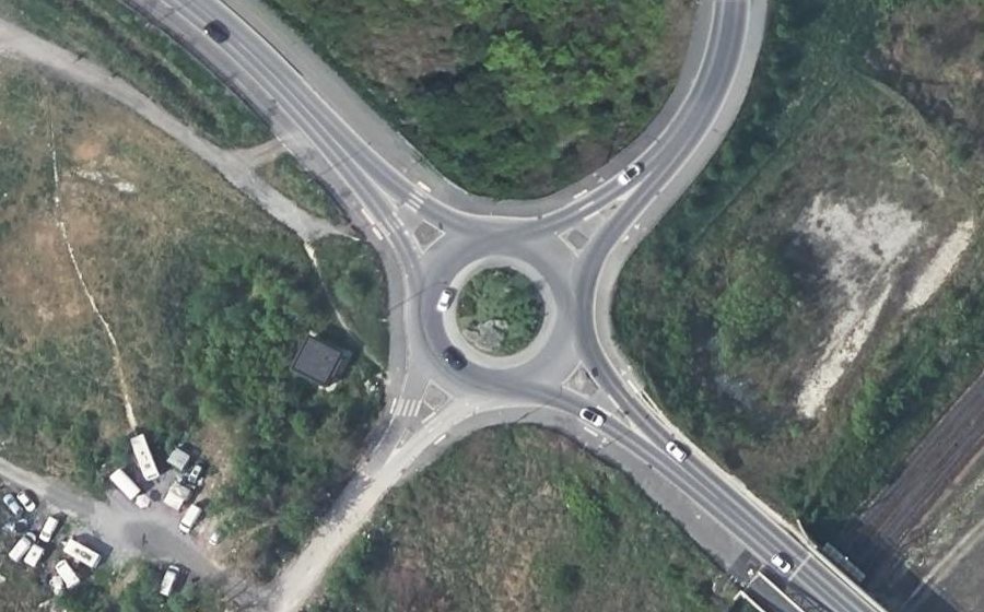 Vue aérienne du Rond-point anonyme n°173163317