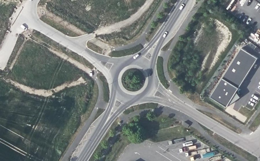 Vue aérienne du Rond-point anonyme n°173164233