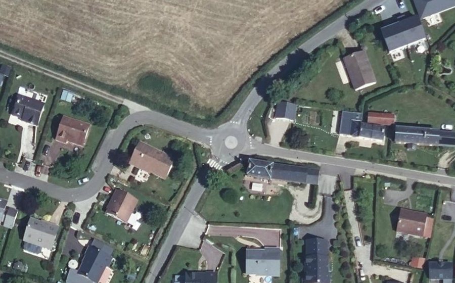 Vue aérienne du Rond-point anonyme n°173164811