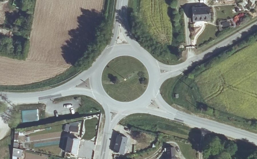 Vue aérienne du Rond-point anonyme n°173183213