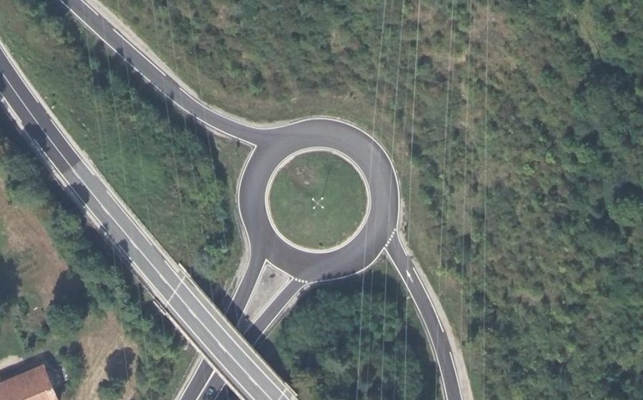 Vue aérienne du Rond-point anonyme n°173184672