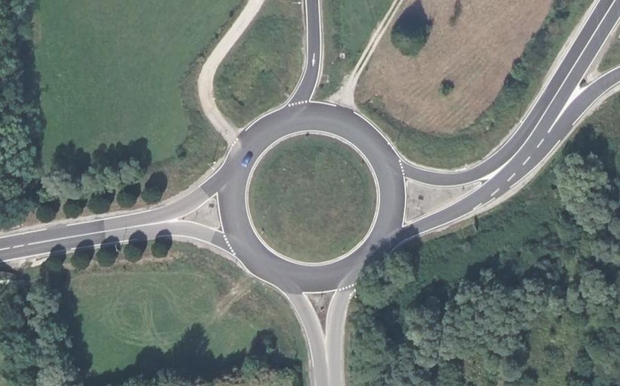 Vue aérienne du Rond-point anonyme n°173184674